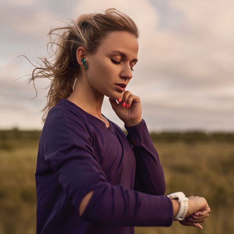 جهاز Green Lion 2nd Gen Earbuds Pro2 مع إلغاء الضوضاء النشط (ANC)، شحن Type-C، توافق عالمي، شحن لاسلكي، ميكروفون مدمج، أطراف أذن من السيليكون وحبل مرفق، محرك الرحلة العالية 13 مم، مدة تشغيل 4 ساعات، صوت جهير نقي - أسود / أخضر