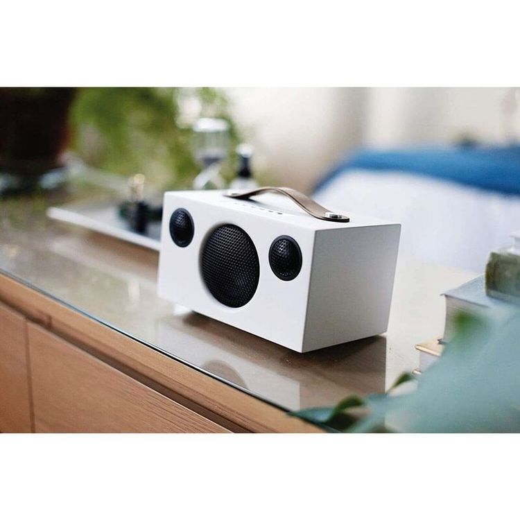 مكبر صوت محمول بتقنية البلوتوث Audio Pro T3+ بقوة 25 وات، بلوتوث 4.0، عمر بطارية يصل إلى 30 ساعة - أبيض