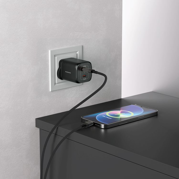 Porodo شاحن حائط سريع بمنافذ USB-C مزدوجة بقدرة 45 واط وتوصيل الطاقة، بتيار أقصى 0.5 أمبير، مزود بحمايات مدمجة، قابس بثلاثة دبابيس للمملكة المتحدة، شحن متزامن، بتقنية GaN - أسود