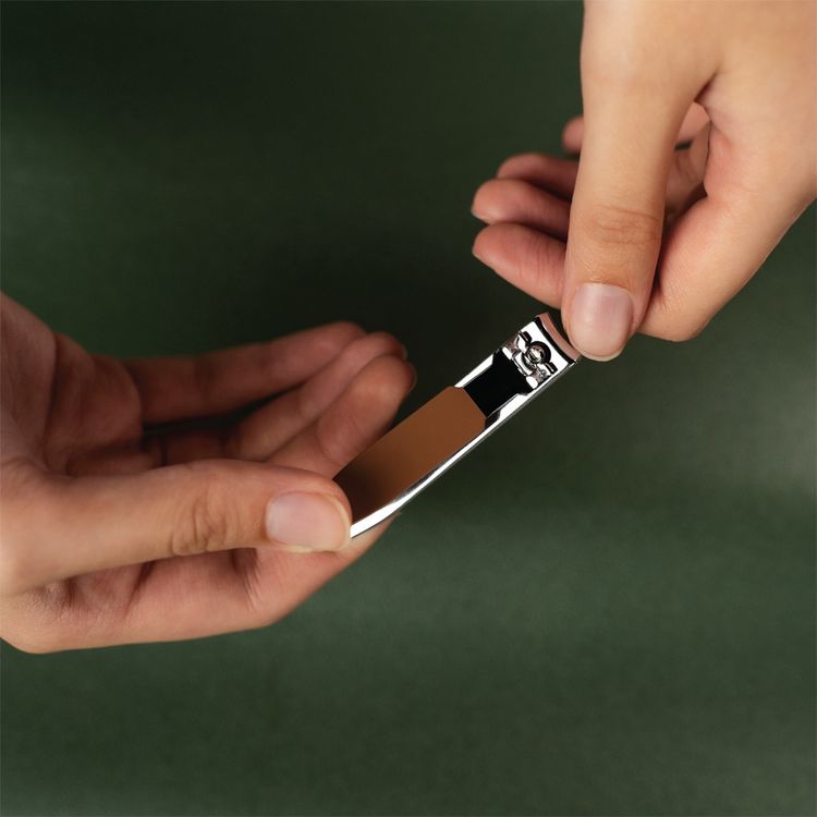 Green Lion 7-in-1 Manicure Kit with Ear Pick, Cuticle Pusher, Nail Cleaner, Tweezers, Nail Scissors, Small Nail Clipper & Large Nail Clipper, Non-Slip Texture, Leather, Glass & Plastic Material - Brown