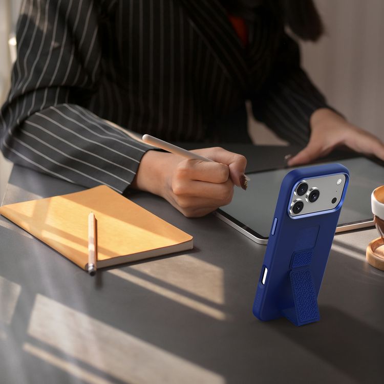 غطاء Levelo Morphix من السيليكون لهاتف iPhone 17 Pro Max، بمسند للعرض بدون استخدام اليدين، وبطانة داخلية من الألياف الدقيقة الأصلية، ومسند أفقي وعمودي، وواقي صدمات، وحواف بارزة لحماية الكاميرا والشاشة، وتصميم رفيع - لون أزرق داكن.