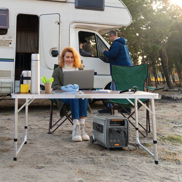 محطة الطاقة جرين ليون RG-2400 مع نظام عربة مدمج، عجلات مطاطية بحجم 4.75 بوصة، 4 منافذ كهرباء AC، 6 منافذ USB، نمط ضوء مستقر، إجمالي قوة 2780 واط، منفذ إخراج ولاعة سجائر، حماية من التحميل الزائد - رمادي