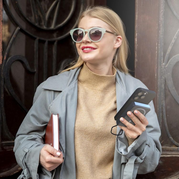 بنك طاقة لاسلكي Porodo Qi2 بسعة 10000 مللي أمبير/ساعة مع شاشة TFT ذكية في الوقت الفعلي، مدخل ومخرج Type-C، شحن سريع 20 وات PD، شحن لاسلكي 15 وات، مخرج شحن ساعة ذكية بحد أقصى 2.5 وات، حامل حلقي دوار 360 درجة - رمادي غامق