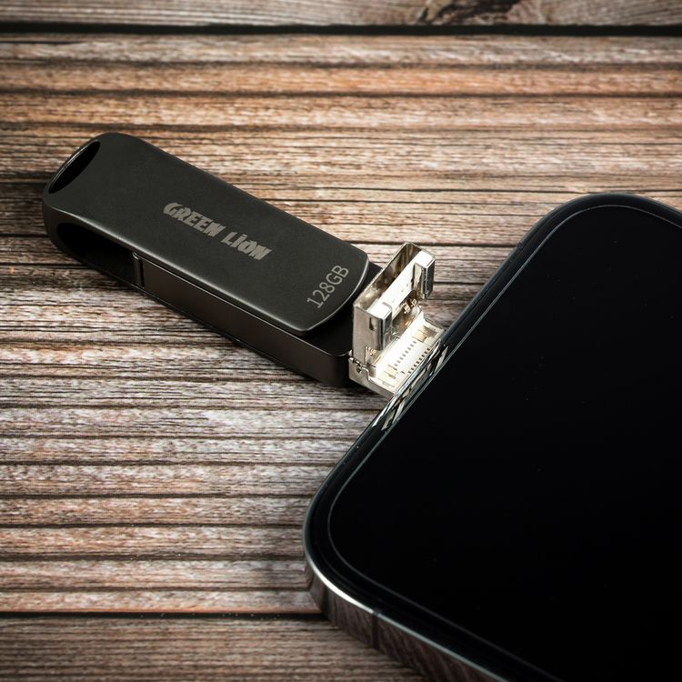 فلاشة Green Lion 4 في 1 بسعة تخزين 128 جيجابايت، مصنوعة من المعدن، Micro، Lightning، USB-C، واجهة USB-A، تدعم أنظمة Windows وMac وiPhone وAndroid - لون أسود