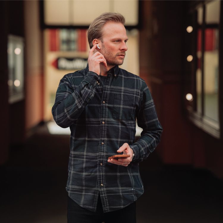 Green Lion Dynamic Duo - Ultimate 41 Smart Watch and Earbuds Pro 2, Bluetooth V5.3, Always-On Display, 1.75” IPS Display, IP65 Waterproof, Gesture Operation, Bluetooth Call & Camera, Dynamic Island, 3-5 Days Smart Watch Working Time, 5 Hours Earbuds Battery Life - Black & White