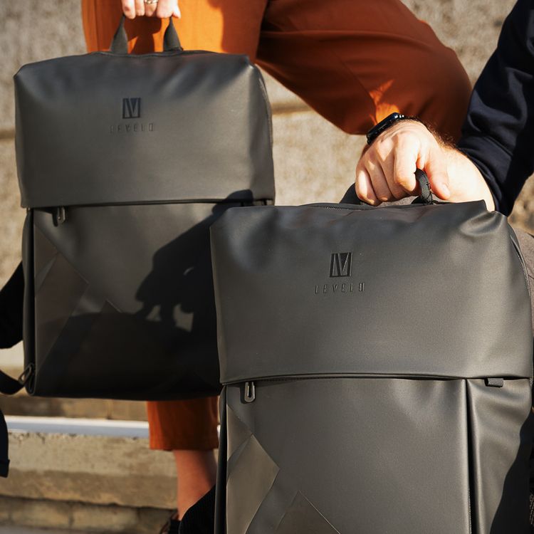 حقيبة Levelo Opulence Universal مع مادة جلد PU مع حرف واحد فقط، تناسب الأجهزة حتى 15 بوصة، جيب مدمج للجهاز اللوحي، لوحة خلفية مبطنة بشبكة هوائية، 3 مقصورات رئيسية - اللون الأسود