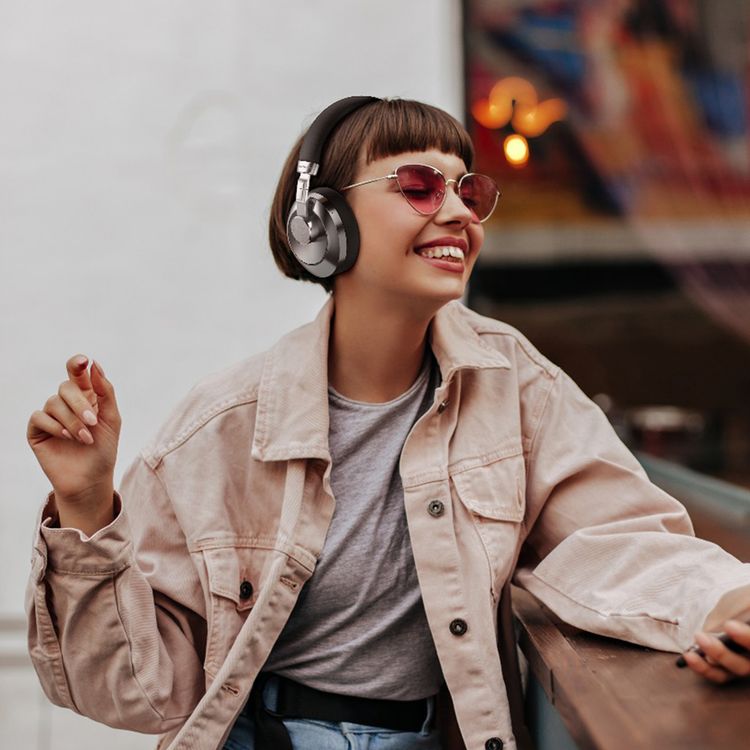 سماعات البلوتوث اللاسلكية جرين ليون ريثم X50 ANC مع 4 ميكروفونات، عمل يصل إلى 50 ساعة، منفذ شحن USB-C، إصدار البلوتوث 6.0، مدى نقل 10 أمتار، حجم السماعة 40 ملم، بطارية بسعة 350 مللي أمبير، وسائد أذن مبطنة، تصميم قابل للطي - اللون أسود.