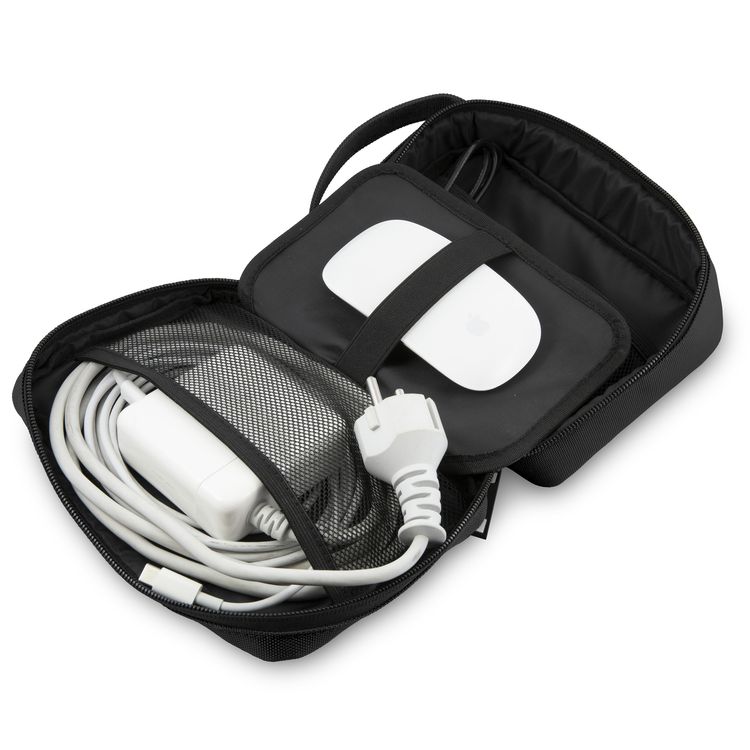 حقيبة يو إس بولو أسن نايلون للأجهزة اللوحية، مزودة بمنفذ USB، وجيب شبكي، وسحاب إغلاق، ومقابض حمل، ومساحة واسعة، وخفيفة الوزن، وسهلة الحمل - لون أسود