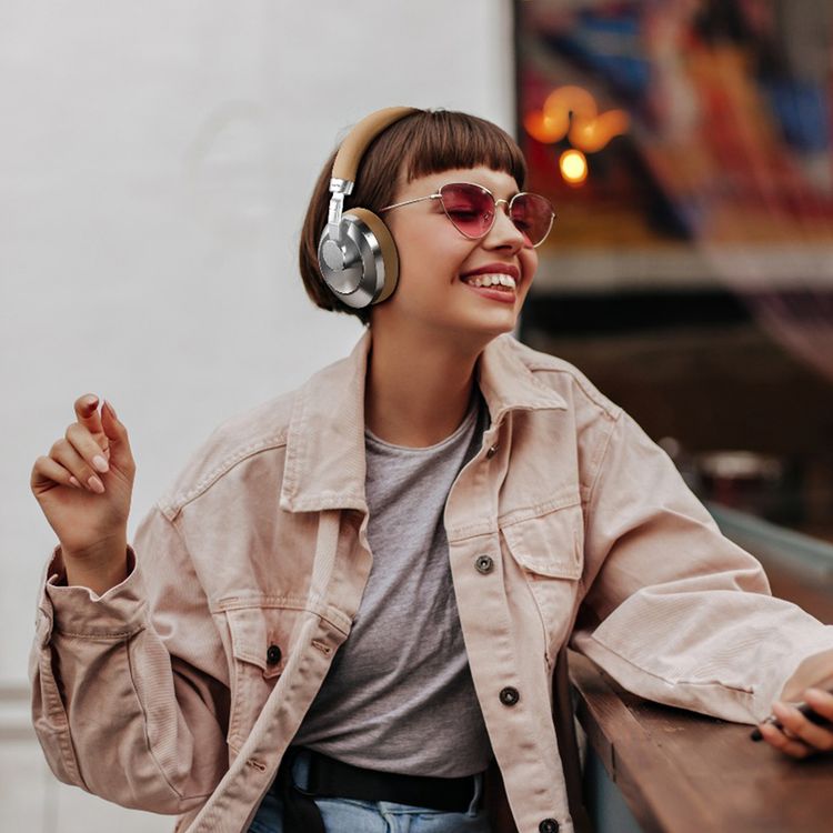 سماعات رأس لاسلكية Green Lion Rhythm X50 ANC مع 4 ميكروفونات، حتى 50 ساعة من وقت التشغيل، منفذ شحن USB-C، إصدار Bluetooth 6.0، نطاق نقل 10 أمتار، حجم مكبر الصوت 40 مم، بطارية بسعة 350 مللي أمبير، وسائد أذن مبطنة، تصميم قابل للطي - باللون البني