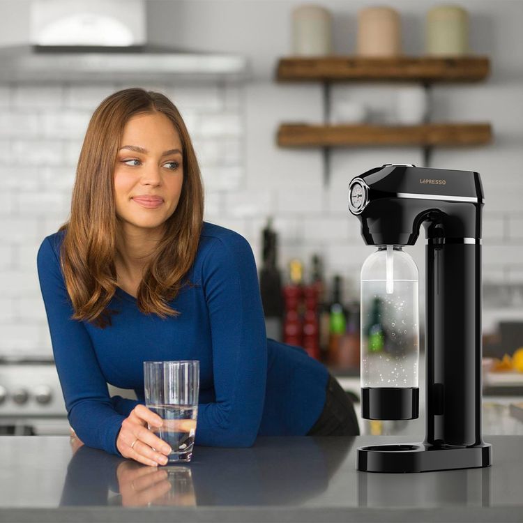 ماكينة صنع المياه الغازية LePresso، سعة 1 لتر، ضغط فوران قابل للتعديل، كربنة فعالة، تصميم حاصل على براءة اختراع، زر تخفيف الضغط - أسود 