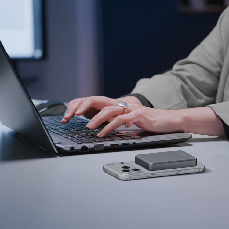 Powerology 10000mAh Blanc 25 MagSafe Power Bank with Compact Design, Simultaneous Charging, USB-C Charging Port , 30cm USB-C Cable, Wireless Charging Pad - Gray