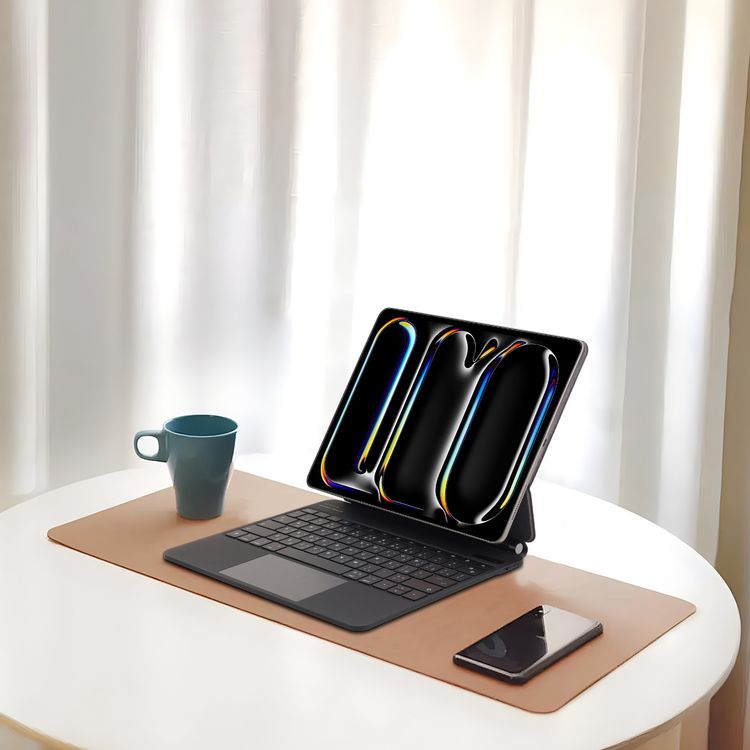 لوحة مفاتيح لاسلكية من الجلد من Levelo AeroBoard Saffanio لجهاز iPad Pro 13" 2024، عمود من الفولاذ المقاوم للصدأ الفاخر، وقت استعداد 300 ساعة، مسافة اتصال 10 أمتار، 500 مللي أمبير في الساعة - أسود