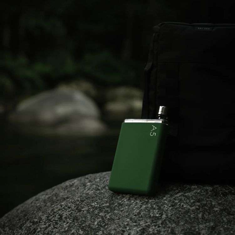 حافظة سيليكون لموموبوتل A5 مع عزل حراري، مادة غير سامة، حماية من الصدمات، تشطيب غير لامع، ناعمة وأنيقة - لون أخضر الطحلب