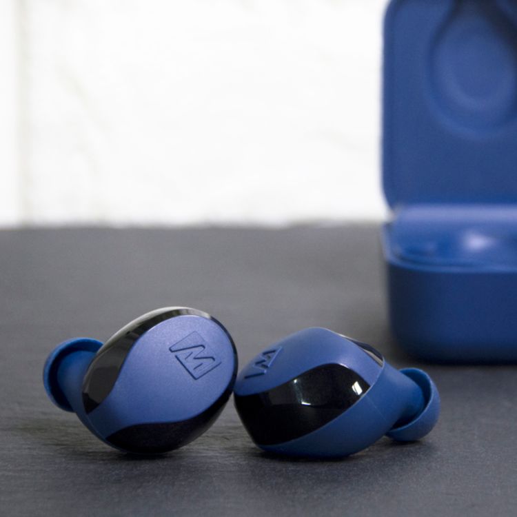 سماعات MEE Audio X10 اللاسلكية بالكامل مع تصميم مريح، وأحجام مختلفة من أطراف الأذن المصنوعة من السيليكون، ودعم للمساعد الصوتي، وميكروفون مدمج متعدد الاتجاهات، و23 ساعة من عمر البطارية مع علبة شحن، ووقت شحن ساعتين - باللون الأزرق.