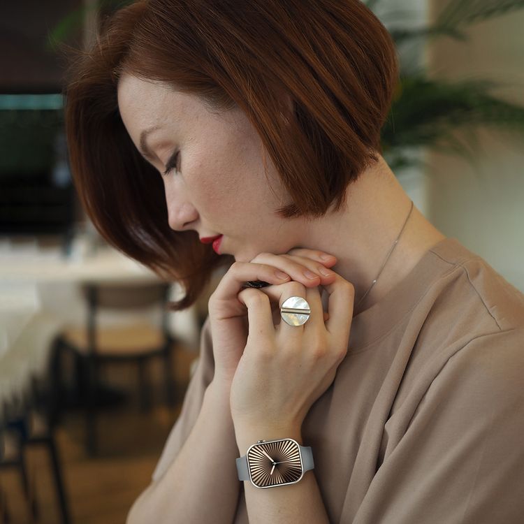 ساعة بورودو أيروفيت الرياضية الذكية بشاشة IPS مقاس 2.01 بوصة، ومستشعرات متعددة لمراقبة الصحة، وبلوتوث الإصدار 5.3، ومساعد صوتي، ومصراع كاميرا، وسعة بطارية 200 مللي أمبير/ساعة، ووقت استعداد من 10 إلى 12 يومًا، ووقت عمل من 3 إلى 5 أيام، ومقاومة للماء بتصنيف IP65، ومتوافقة مع نظامي أندرويد 5.0 وiOS 9.0 فما فوق - رمادي