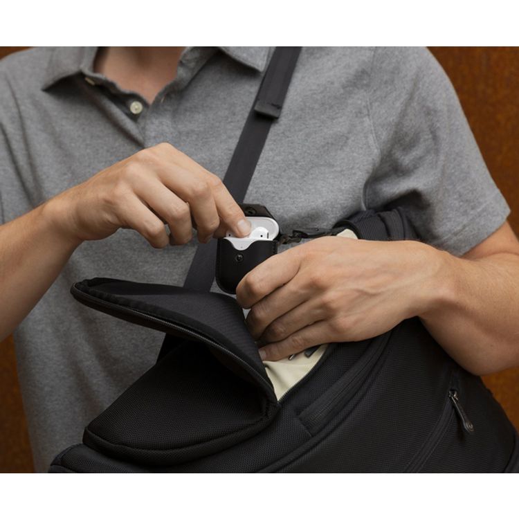 محفظة Twelvesouth Airsnap الجلدية لسماعات AirPods من الجيل الأول والثاني مع مشبك سهل الاستخدام، مواد عالية الجودة، واقية وأنيقة 