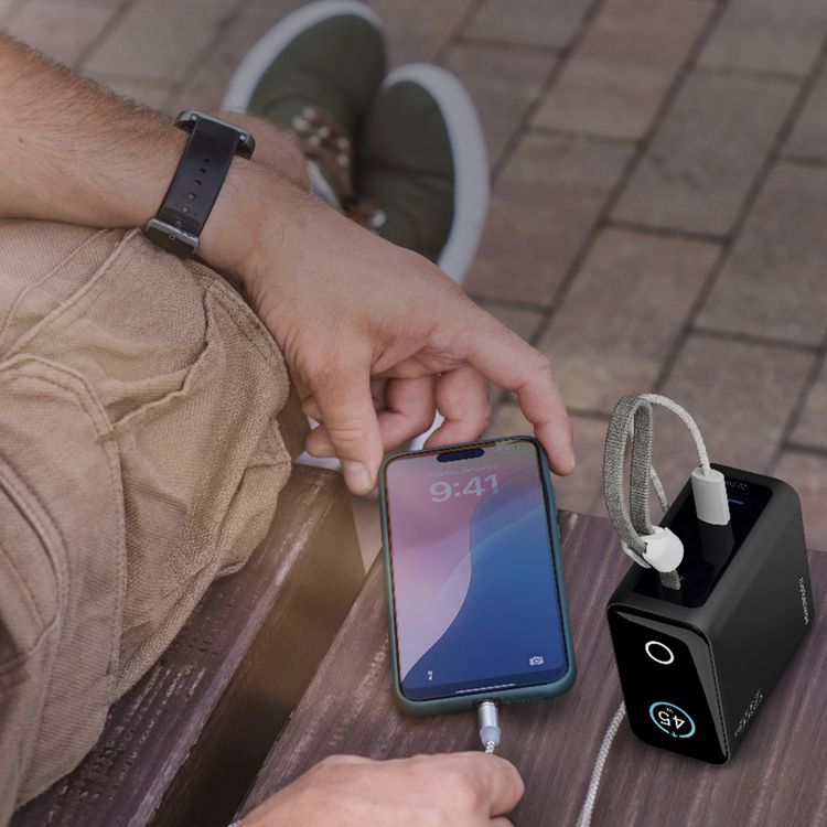 بنك الطاقة المصغر من Powerology بسعة 15000 مللي أمبير مع منافذ شحن متعددة، توافق عالمي، ميزات أمان متقدمة، شاشة تي إف تي ذكية، كابل USB-C مدمج - أسود