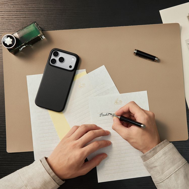 غطاء بيتاكا أراميد ألترا جارد لهاتف آيفون 17 برو ماكس متوافق مع ماج سيف، مصنوع من ألياف الكربون، مقاوم للخدوش والتآكل، نحيف وخفيف الوزن - لون أسود / رمادي.