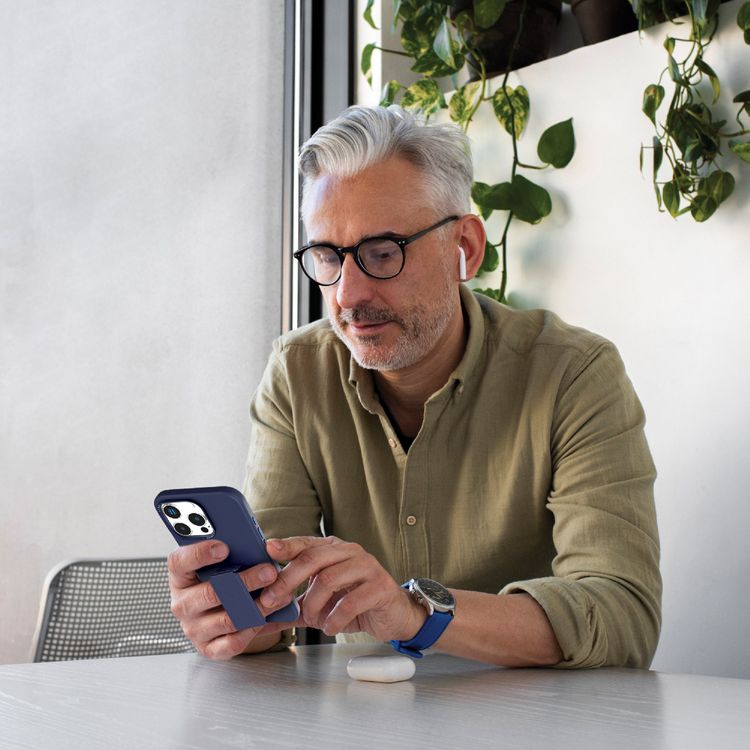 كفر حماية سيليكون Levelo Morphix مع قبضة جلدية لهاتف iPhone 16 Pro Max، حلقة معدنية للكاميرا، حامل متعدد الوظائف، زوايا مقاومة للصدمات، مواد فائقة المتانة - أزرق غامق