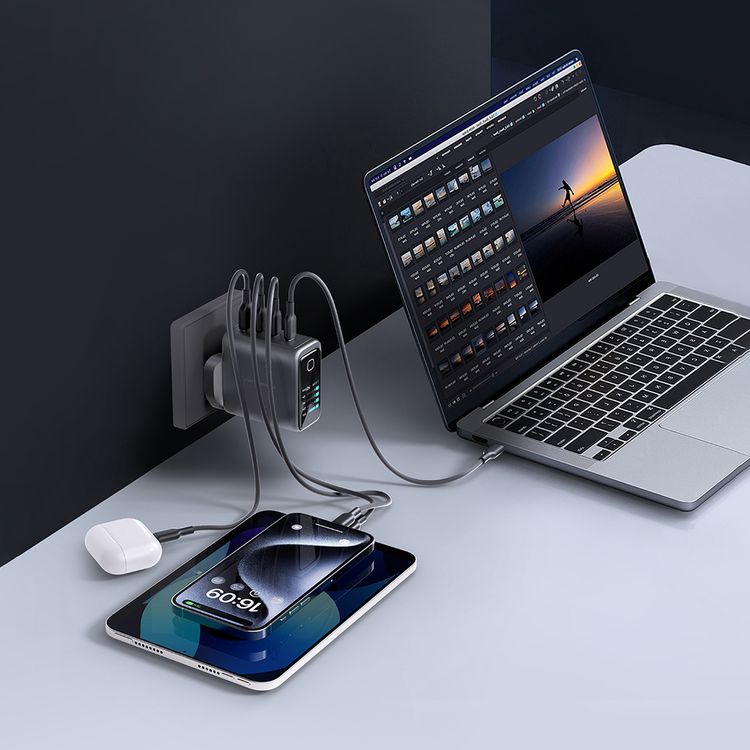 Powerology Voltflow GaN Wall Charger with PD 140W, Single USB-A & Triple USB-C Ports, Ai Temperature Control, Fast Charge Support, Multiple Device Compatibility, TFT Smart Display Interface - Black