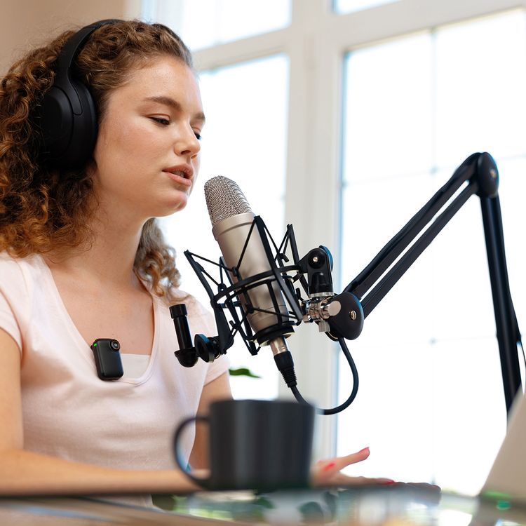 Powerology Pure Q1 AI Noise-Cancelling Microphone with Crystal-Clear Sound, Bluetooth BGM Streaming, Instant Auto Pairing, Multi-Scene Reverb Modes, Type-C Charging Port, One-Touch Noise Cancellation, 5.5 Hours Transmitter, 7.5 Hours Receiver with BGM, Earphone Monitoring- Black