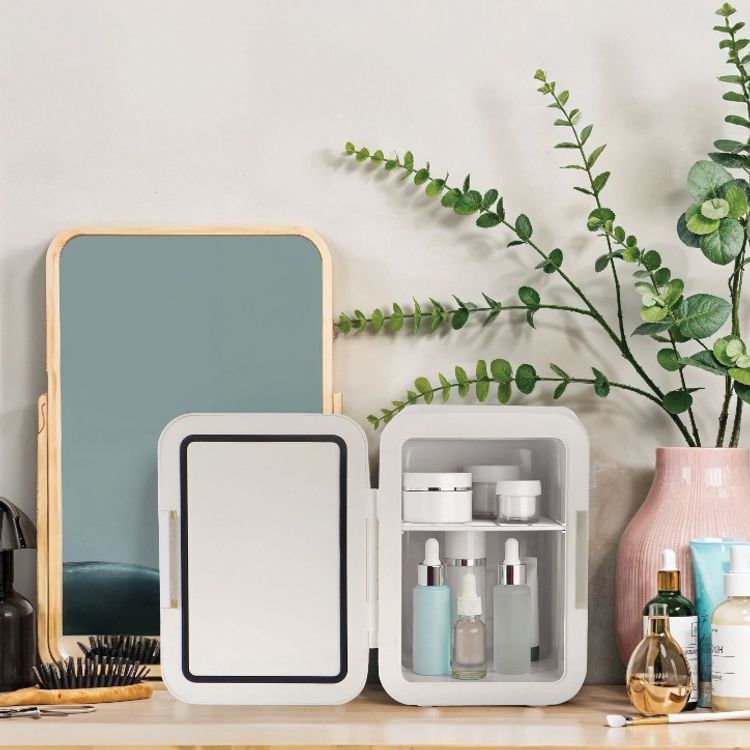 ثلاجة مستحضرات التجميل ميني Ecochill من Porodo Lifestyle بسعة 4 لتر، مصنوعة من مادة PP، بتصنيف طاقة 18-28 واط، تشغيل هادئ جداً، قوة تبريد سريعة - لون أبيض