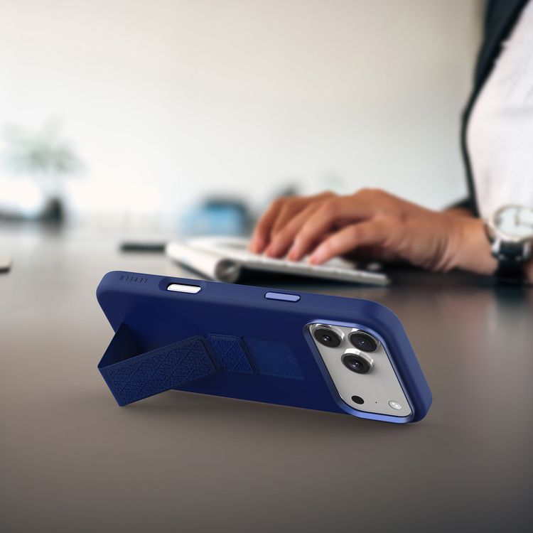 حافظة Levelo Morphix Silicone GripStand لهاتف iPhone 17 Pro، مشاهدة دون استخدام اليدين، بطانة داخلية من الألياف الدقيقة الحقيقية، حامل أفقي وعمودي، ممتص للصدمات، حواف مرتفعة للكاميرا والشاشة، تصميم نحيف - باللون الأزرق الداكن.