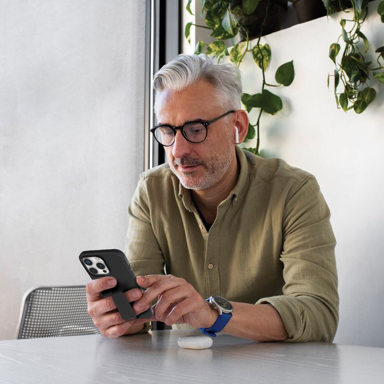 كفر حماية سيليكون Levelo Morphix مع قبضة جلدية لهاتف iPhone 16 Pro، حلقة معدنية للكاميرا، حامل متعدد الوظائف، زوايا مقاومة للصدمات، مواد فائقة المتانة - أسود