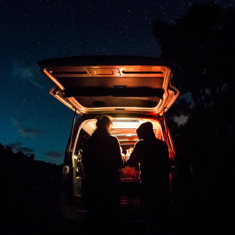 مصباح LED قابل لإعادة الشحن من جرين لايون CAMP BEAM Pro بقوة إضاءة 1300 لومن، شحن USB-C، شعلة LED، بطارية 8800 مللي أمبير، نحيف وخفيف الوزن، يحتوي على 5 أوضاع إضاءة، قابلية تعديل السطوع، 192 خرزة LED، عرض بطارية LED - بيج