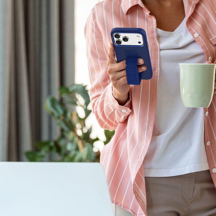 حافظة Levelo Morphix Silicone GripStand لهاتف iPhone 17 Pro، مشاهدة دون استخدام اليدين، بطانة داخلية من الألياف الدقيقة الحقيقية، حامل أفقي وعمودي، ممتص للصدمات، حواف مرتفعة للكاميرا والشاشة، تصميم نحيف - باللون الأزرق الداكن.