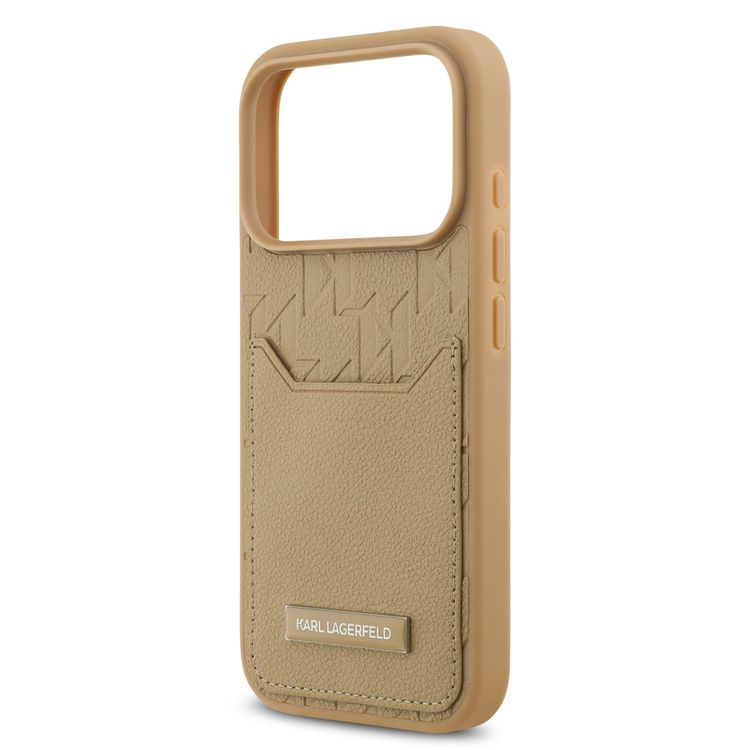 غطاء كارل لاغرفيلد بجلد صناعي مع حامل بطاقات ونقش مونوغرام محفور لهاتف iPhone 17 Pro Max، بتصميم نحيف، سهل التركيب، تغليف مستدام، قبضة مريحة، حماية من السقوط، تصميم خفيف الوزن - بني.
