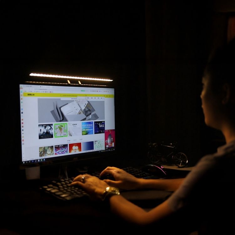 Porodo LumaView Full HD Webcam & Desk Light with Eye-Care LED Technology, Adjustable Color Temperature, 5W Rated Power, 60cm Focus Range, Adjustable Angle Flexibility, Anti-Flicker Lighting - Gray