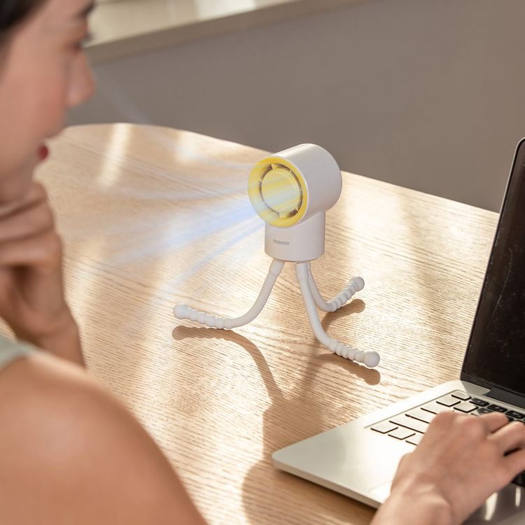 مروحة يد محمولة Porodo Coolflex Mini مع منصات ثلاثية مرنة، حتى 4.5 ساعات من العمل، 3 مستويات للسرعة، منفذ شحن USB-C، تدفق هواء قابل للتعديل، استخدام متعدد للعطور، سهلة الحمل - أبيض