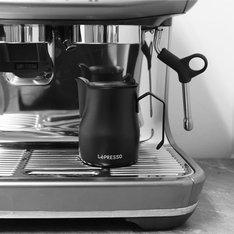 إبريق تبخير الحليب من LePresso بسعة 350 مل، مصنوع من الفولاذ المقاوم للصدأ، تصميم مريح، إبريق دقيق لفن اللاتيه - أسود