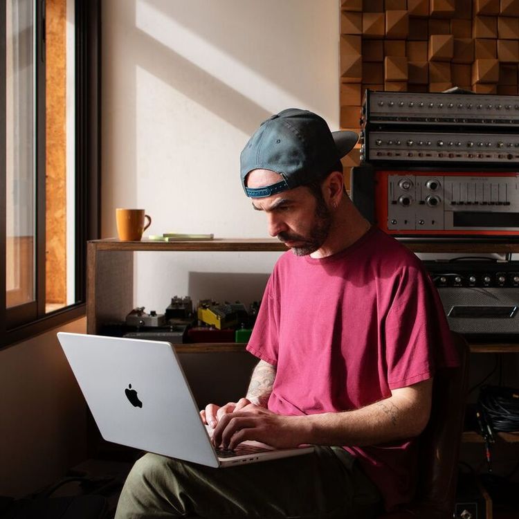 أبل ماك بوك برو M3 برو مقاس 16 بوصة مع وحدة معالجة مركزية 12 نواة ووحدة معالجة رسومية 18 نواة وذاكرة 18 جيجابايت ومحرك أقراص SSD سعة 512 جيجابايت (الإنجليزية) - فضي