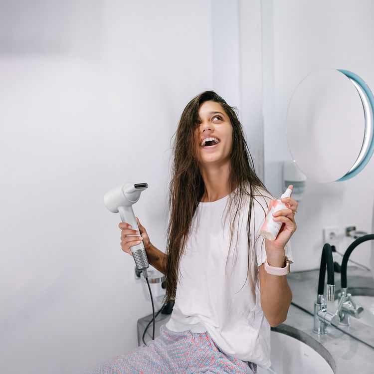 مجفف شعر بورودو لايف ستايل عالي السرعة مع فوهة مغناطيسية دوارة 360 درجة، قوة 1600 واط، مستويان للسرعة، قابس بريطاني ثلاثي السنون، طول السلك 1.8 متر، تشغيل هادئ - أبيض