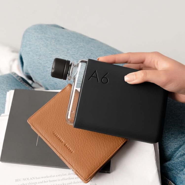 جراب سيليكون Memobottle A6 مع عزل حراري، مادة غير سامة، حماية من السقوط، تشطيب غير لامع، ناعم وأنيق - حبر أسود