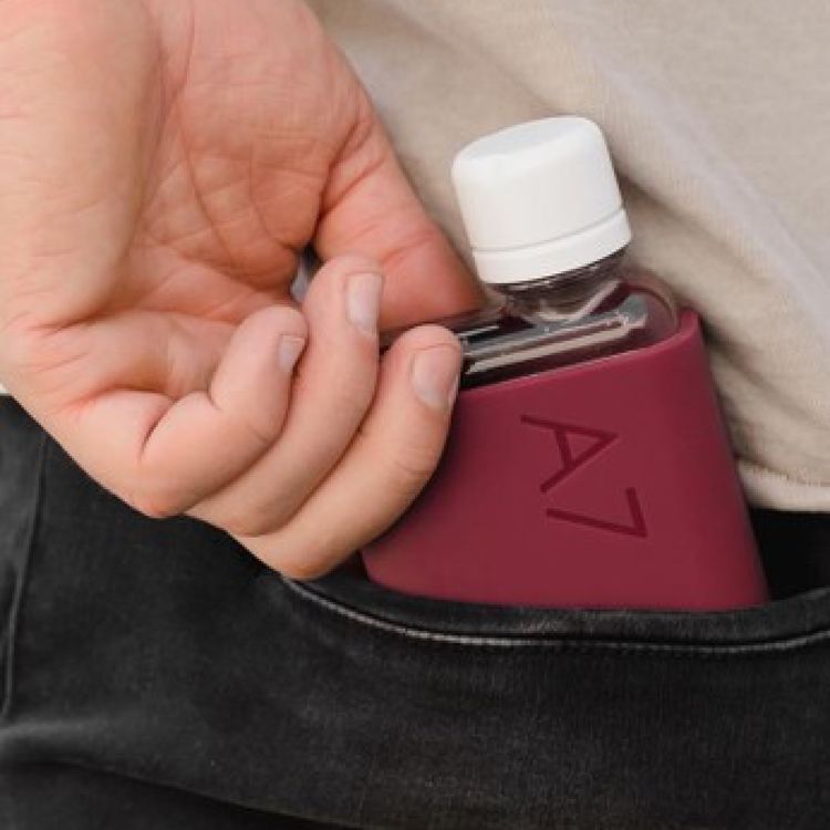 ميموبوتل A7 بصدار سيليكون مع عزل حراري، مادة غير سامة، حماية من السقوط، تشطيب غير لامع، ناعم وأنيق - اللون البرقوقي البري.