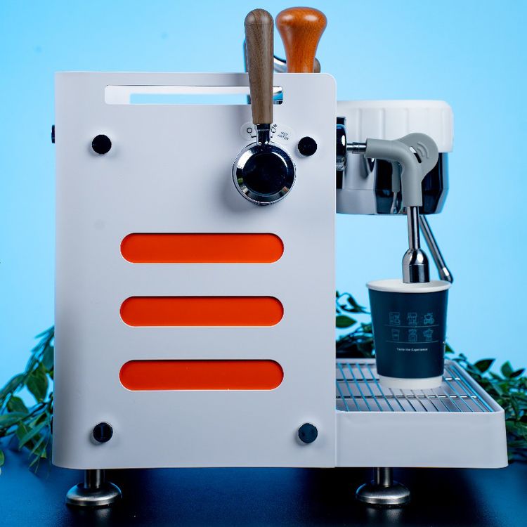 آلة صنع القهوة LePresso Bellissimo Triple Boiler 15-Bar، وقت التسريب المسبق من 0 - 10 ثواني، بمضخة إيطالية مزدوجة، استخراج عالي الضغط، إعدادات ذكية افتراضية، طاقة مصنفة بين 3000-3550 واط - أبيض