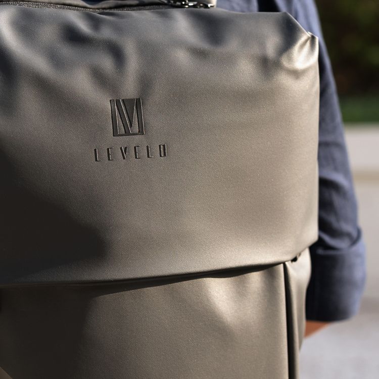 حقيبة Levelo Opulence Universal مع مادة جلد PU مع حرف واحد فقط، تناسب الأجهزة حتى 15 بوصة، جيب مدمج للجهاز اللوحي، لوحة خلفية مبطنة بشبكة هوائية، 3 مقصورات رئيسية - اللون الأسود