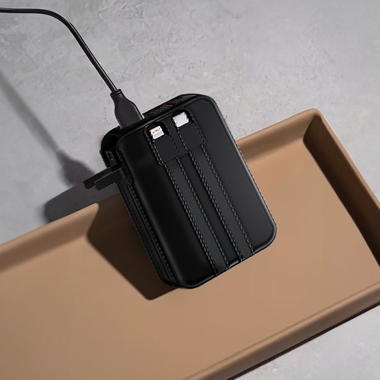 شاحن باور بانك غرين ليون تشارج ميت بقدرة 10000 مللي أمبير PD 22.5W، مدخل طاقة AC، كابلات مدمجة، شاشة رقمية، قابس الولايات المتحدة، قابس الاتحاد الأوروبي، قابس المملكة المتحدة - أسود