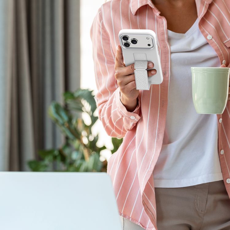 غطاء ليفيلو مورفيكس سيليكون جريب ستاند لجهاز آيفون 17 برو، لمشاهدة بدون استخدام اليدين، بطانة داخلية من الألياف الدقيقة الحقيقية، حامل أفقي وعمودي، ممتص للصدمات، حواف بارزة للكاميرا والشاشة، تصميم نحيف - فضي