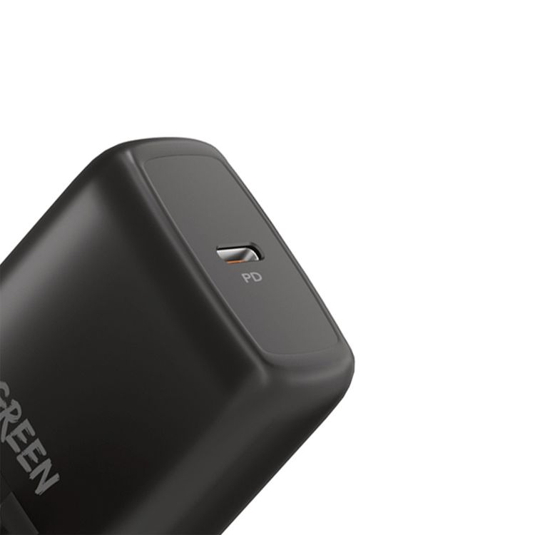 شاحن حائط من جرين ليون بمنفذ Type-C مع كابل من Type-C إلى Type-C، بقدرة توصيل طاقة 20 واط، وقابس بثلاثة أسنان على الطراز البريطاني، وشحن سريع ودعم Auto-ID، وحماية من السخونة الزائدة، ومادة مقاومة للحريق، ووسائل حماية مدمجة - أسود.