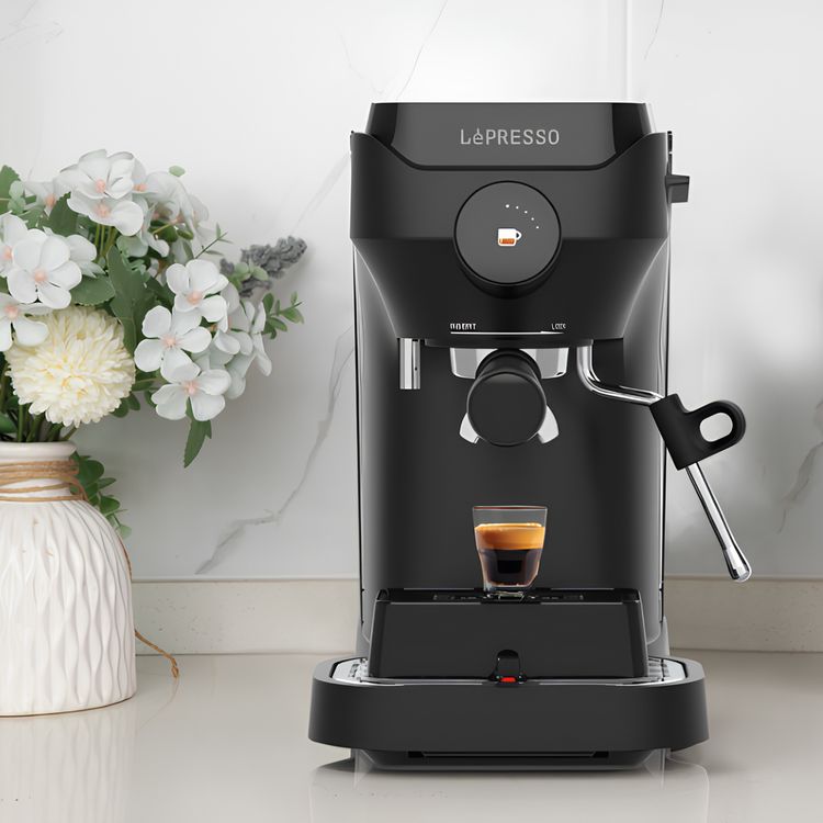 ماكينة القهوة LePresso Lucenero بضغط 19 بار مع شاشة LCD، سعة خزان المياه 1800 مل، قوة مقدرة 1600 واط، عصا بخار بدوران 360 درجة، إعدادات قابلة للتخصيص، قطر حامل الفلتر 54 مم - لون أسود
