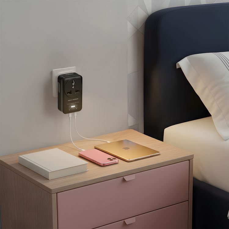 Porodo Velocitas مقبس حائط AC عالمي مع شحن سريع بقوة 20 واط، مقبس حائط AC، واجهات شحن USB-C و USB-A، قوة مقيَّمة 2500 واط، جهد مقيَّم من 100-250 فولت - أسود