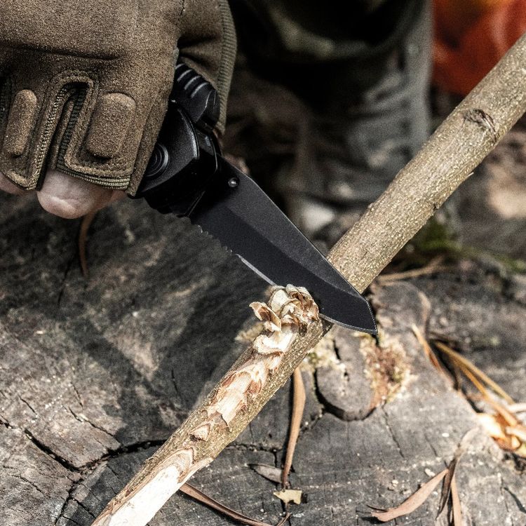 أداة متعددة الوظائف جرين ليون بليير برو مع مواد من الألومنيوم والفولاذ المقاوم للصدأ، طول النصل 2.8 بوصة، كماشة ذات أنف طويل، كماشة قياسية، قاطع سلك، مفك مسطح، صافرة، مبرد أظافر، فتاحة زجاجات، مقص، قاطع حبال، مجموعة، منشار، شفرة سكين، مفك فيليبس، كما تحتوي الأدوات على مُشعل نار - اللون أسود