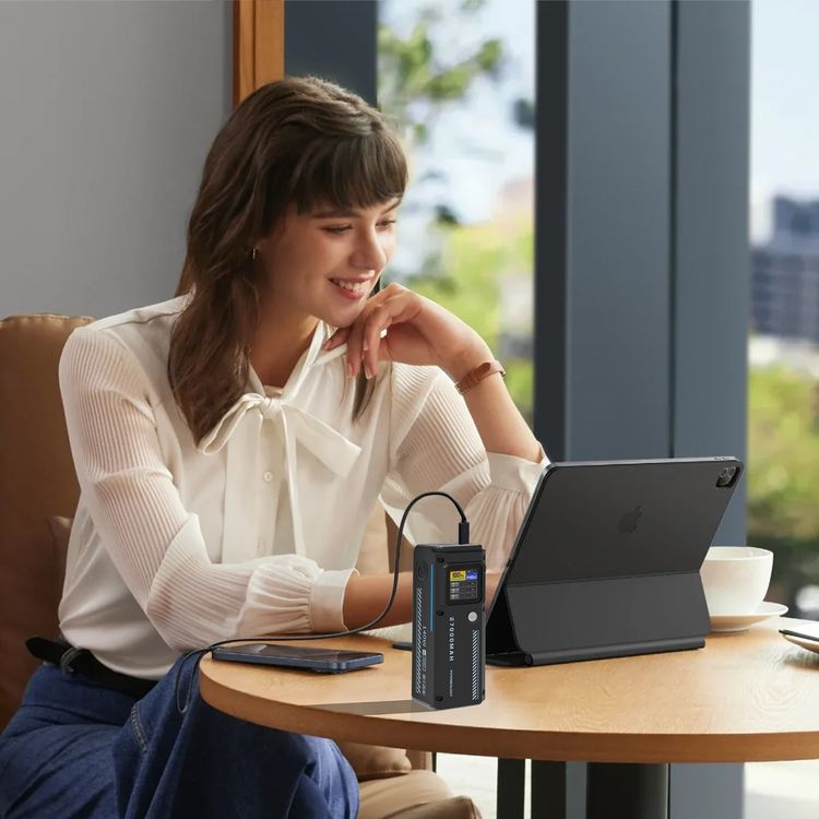 Powerology 27000mAh Smart Display Power Bank with 140W Power Delivery, USB-A & Dual USB-C Ports, 30cm 60W USB-C to USB-C Cable, Simultaneous Charging, Laptop Charging, Built-in Safeguards - Black