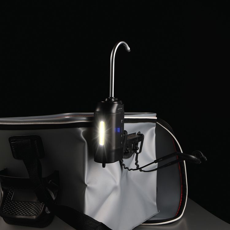 مضخة الماء الذكية من جرين ليون مع وضع الأكسجة، فوهة ماء من الفولاذ المقاوم للصدأ، منفذ شحن USB-C، تصميم قفل سريع، حامل ثلاثي القوائم قابل للتعديل، ضوء ليلي مدمج، أنبوب ماء طويل يصل إلى 3 أمتار، مستوى مقاومة الماء IPX4، زمن شحن 3-4 ساعات، نطاق استشعار ضمن 5 سم - باللون الأسود.