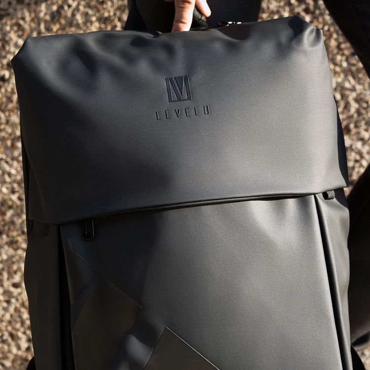 حقيبة Levelo Opulence Universal مع مادة جلد PU مع حرف واحد فقط، تناسب الأجهزة حتى 15 بوصة، جيب مدمج للجهاز اللوحي، لوحة خلفية مبطنة بشبكة هوائية، 3 مقصورات رئيسية - اللون الأسود