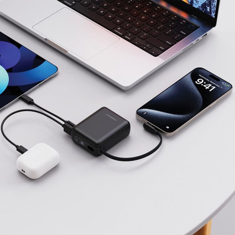 باور بانك باورولوجي مونتريال بسعة 10000 مللي أمبير/ساعة مع كابل من النوع C، PD 30 واط، QC 18 واط، منافذ USB-A وUSB-C، شحن سريع، حماية مدمجة، لوحة عرض - أسود